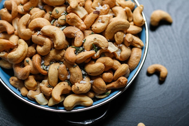 Cashews auf einem Teller