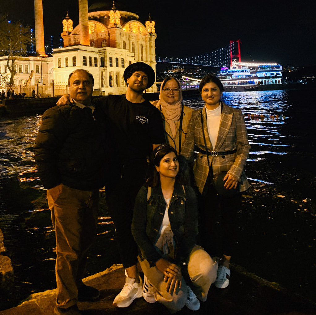 Famile Kushkaki in Istanbul. Auf den Bild ist der Gründer Nasratullah Kushkaki mit seiner Familie in Istanbul. Der Gründer hat den Shop kischmisch.de entworfen und vertreibt afghanische Lebensmittel, afghanische Gewürze, sowie Dips und Reis
