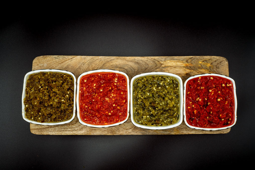 Afghanisches Chutney in verschiedenen Varianten. Grünes Chili Chutney, Rotes Chili Chutney, Mango Chili Chutney und Tomaten Chili Chutney. 