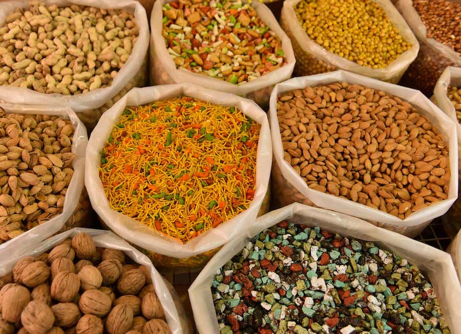 Eine Auswahl verschiedener Nüsse und Trockenfrüchte. Eine besondere Auswahl an gemischten Nüssen und Trockenfrüchten aus Afghanistan, Pakistan, Iran