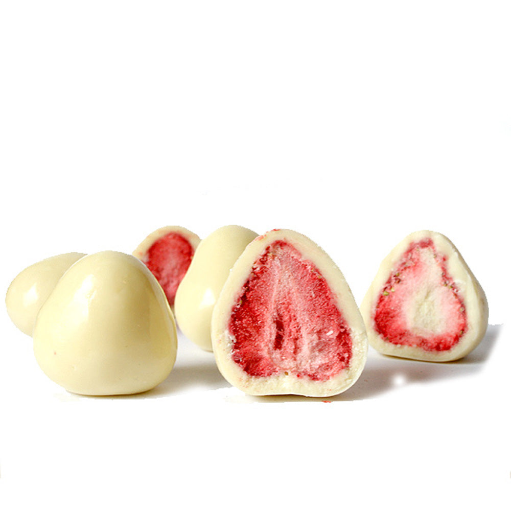 Gefriergetrocknete Erdbeeren in weißer Schokolade Seitenansicht - Kischmisch